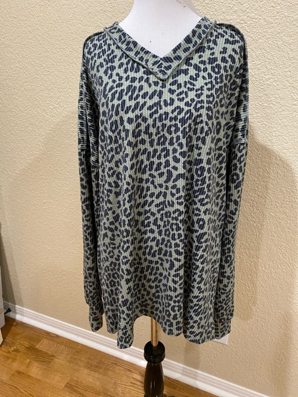 HEIMISH USA Olive Green & Black Leopard V‑Neck Long Sleeve Top